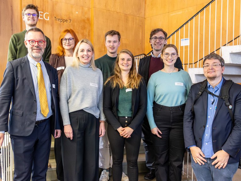 v.l.: Maximilian Dederer (Praktikant FÖJ Universität Passau), Vizepräsident für Transfer und interne Vernetzung mit der Querschnittsaufgabe Nachhaltigkeit Prof. Dr. Werner Gamerith, Petra Mayrhofer (Drittmittelprojekt moreBNE), Michaela Würdinger-Gaidas (ZLF-Abteilung BNE), Clemens Diener (Studentischer Senator und Beauftragter für Nachhaltigkeit des Studierendenparlaments), Masterstudentin Luise Kwak (Drittmittelprojekt fitESD.eu), Prof. Dr. Andreas Eberth (Professor für Geographie mit Schwerpunkt BNE), Klimaschutzmanagerin Angie Schüppel, Florian Stelzer (BayZeN Koordination); Foto: BayZeN