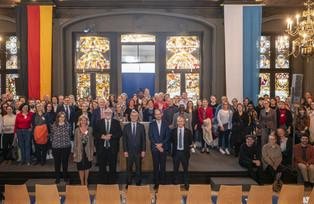 [Translate to Französisch:] Das Bild zeigt ein Gruppenfoto des Empfangs im Rathaus.