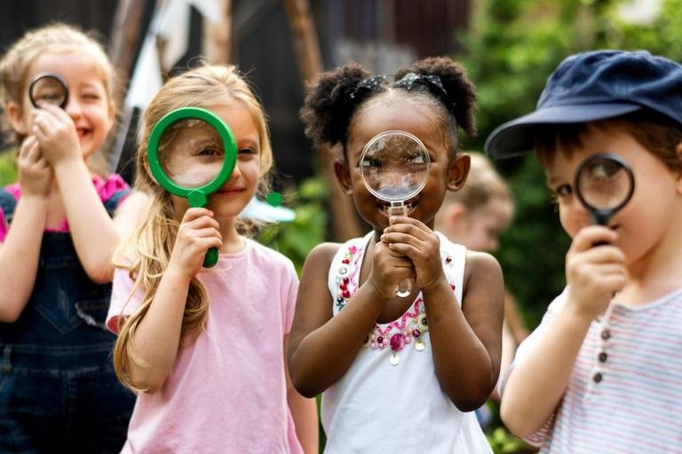 Kinder die mit Lupen spielen