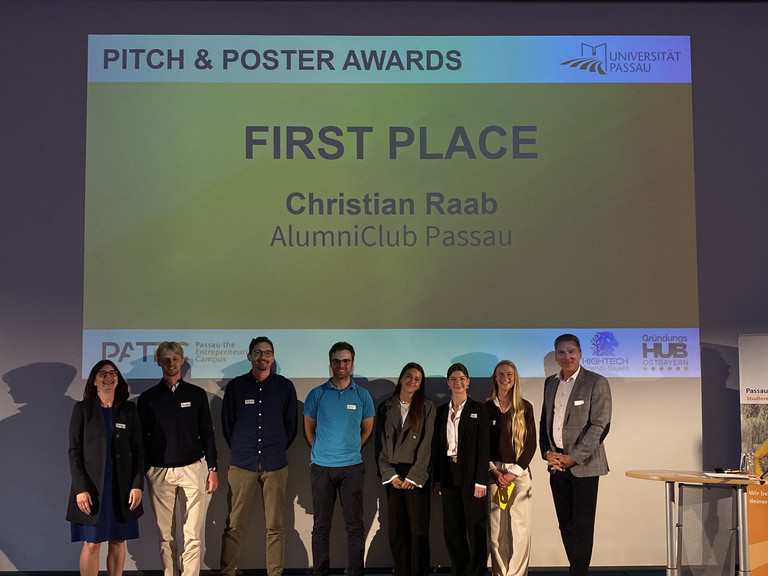 (v.l.n.r.) Prof. Dr. Carolin H&auml;ussler, Marc Schlotzhauer (CipherCell), Dr. Felix Klement (Cipher Cell), Dr.  Florian Frank (CipherCell), Lilli Bernhard, Tina Riedel, Avelina H&uuml;tcher, (alle drei ONIU Coco) und  Christian Raab (4process); Foto: Universit&auml;t Passau