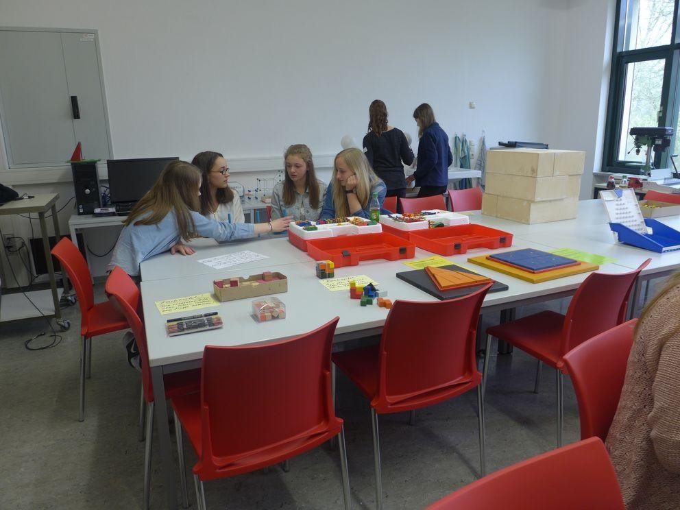 Beim Entdecken der Exponate Beim Entdecken der Exponate