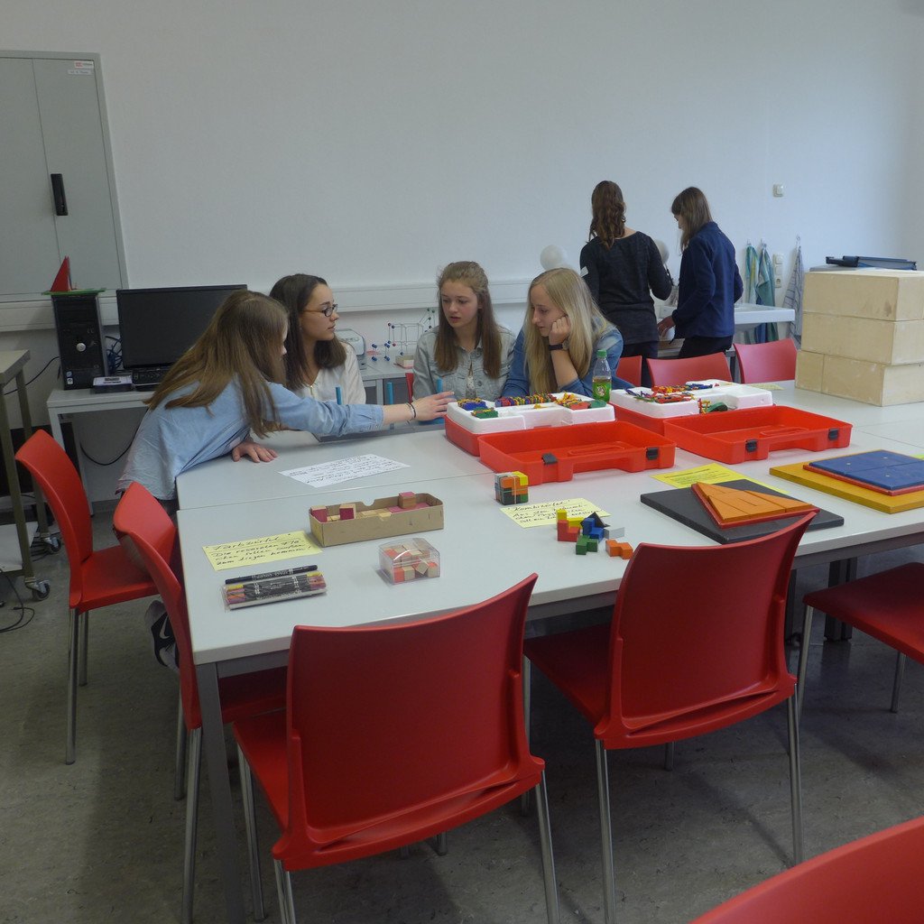 Beim Entdecken der Exponate
