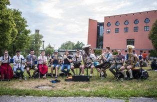 Die Ohrwaschlschinder sorgten für fröhliche, bayerische Musikbegleitung auf der Innwiese