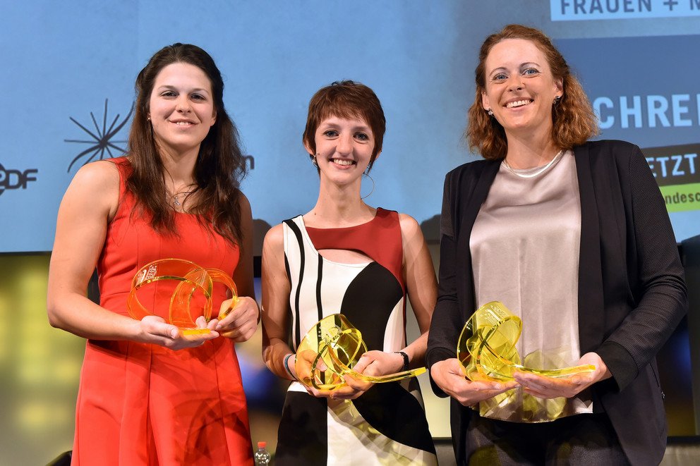 Die drei Preistr&auml;gerinnen des Jahres 2015 (v. l.): Carola Mayr (1.Preis, Hochschule der Medien Stuttgart), Theresa Liebl (3.Preis, TH Deggendorf), Britta Meixner (2. Preis, Universit&auml;t Passau).