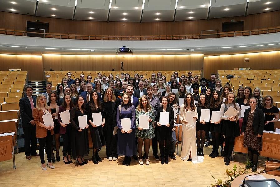 Absolventinnen und Absolventen der Studiengänge Staatswissenschaften, Medien und Kommunikation, Journalistik und Strategische Kommunikation, Sprach- und Textwissenschaften, Historische Kulturwissenschaften sowie Bachelor of Education und Master of Education; Foto: Universität Passau