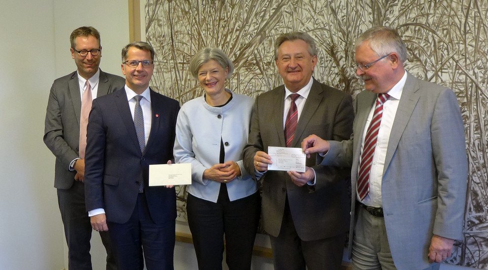 Das Bild zeigt (von links nach rechts) Dr. Dr. Ansgar Grochtmann, Christoph Helmschrott, Prof. Dr. Carola Jungwirth, Franz Meyer und Heinz Grunwald bei der Spenden&uuml;bergabe, Foto: Universit&auml;t Passau