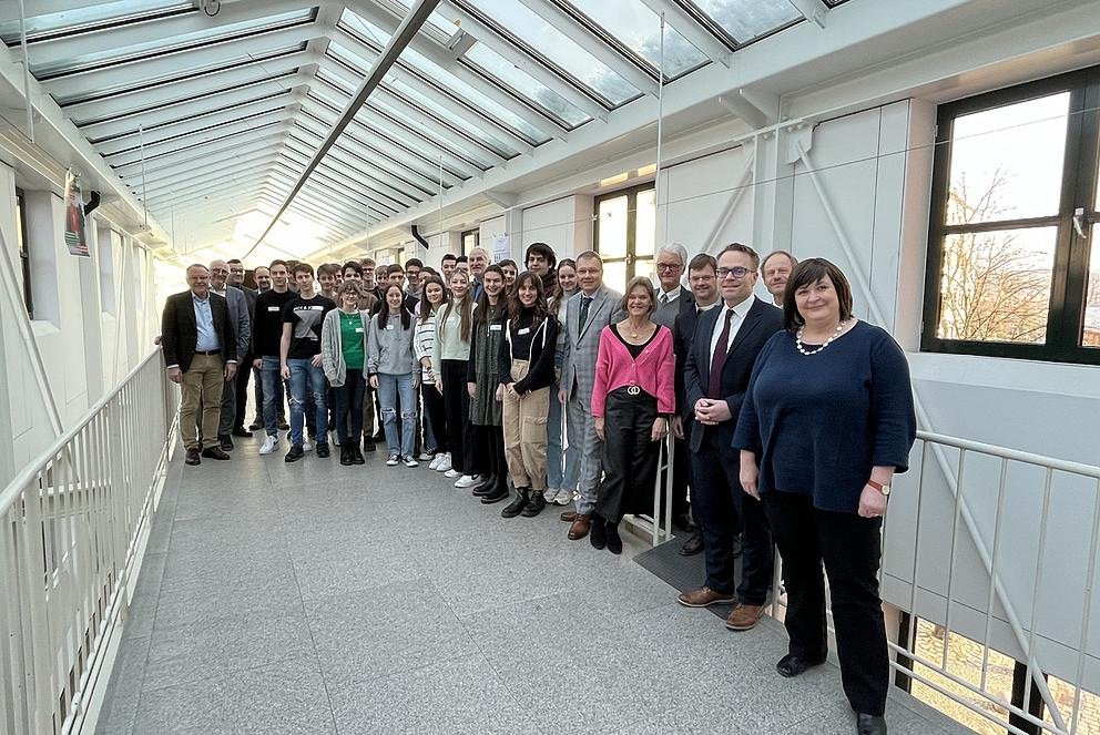 Die Teilnehmerinnen und Teilnehmer des „Unitag“-Programms im Wintersemester 2022/23 mit Schulleiterinnen und Schulleitern, dem Präsidenten der Uni Passau Prof. Dr. Ulrich Bartosch, dem Ministerialbeauftragten für die Gymnasien in Niederbayern Peter Brendel und der Leiterin der Studienberatung Dr. Ulrike Bunge. Foto: Universität Passau