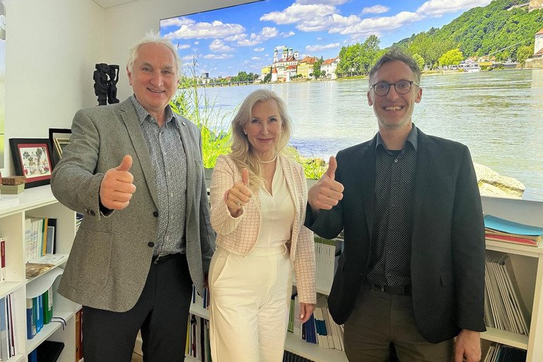 (v. l.) Prof. Dr. Ulrich Bartosch (Präsident der Universität Passau), Prof. Dr. Christina Hansen (Vizepräsidentin für Internationales und Diversity) und Prof. Dr. Andreas Eberth (Inhaber der Professur für Geographie mit Schwerpunkt Bildung für Nachhaltige Entwicklung) freuen sich über die Projektförderung im Rahmen der Ausschreibung „Lehrarchitektur“ der Stiftung Innovation in der Hochschullehre, Foto: Universität Passau
