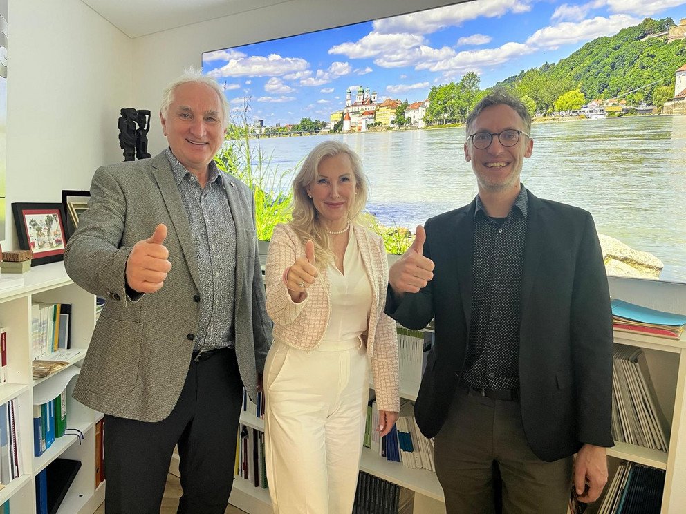(v. l.) Prof. Dr. Ulrich Bartosch (Präsident der Universität Passau), Prof. Dr. Christina Hansen (Vizepräsidentin für Internationales und Diversity) und Prof. Dr. Andreas Eberth (Inhaber der Professur für Geographie mit Schwerpunkt Bildung für Nachhaltige Entwicklung) freuen sich über die Projektförderung im Rahmen der Ausschreibung „Lehrarchitektur“ der Stiftung Innovation in der Hochschullehre, Foto: Universität Passau
