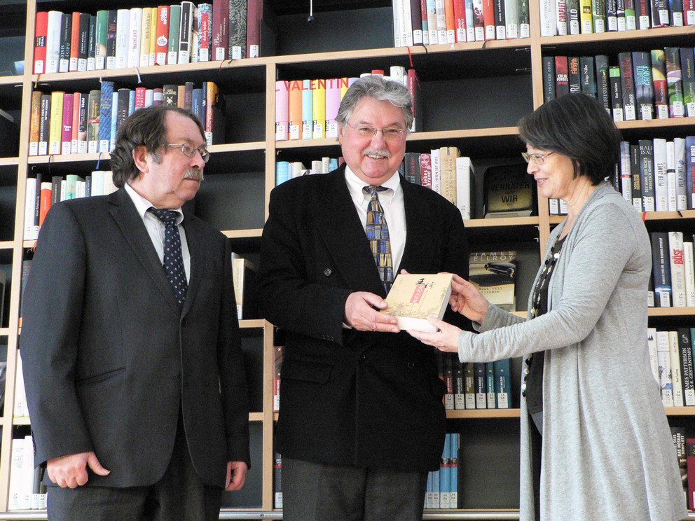 Prof. Ulrich Manthe, Leiter des Sprachenzentrums, Dr. Michael Weithmann, Universit&auml;tsbibliothek und Nelly Ma freuen sich &uuml;ber den Neuzugang in der Universit&auml;tsbibliothek Passau.