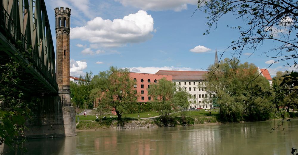Fluss Inn mit dem Nikolakloster und dem Philosophicum im Hintergrund