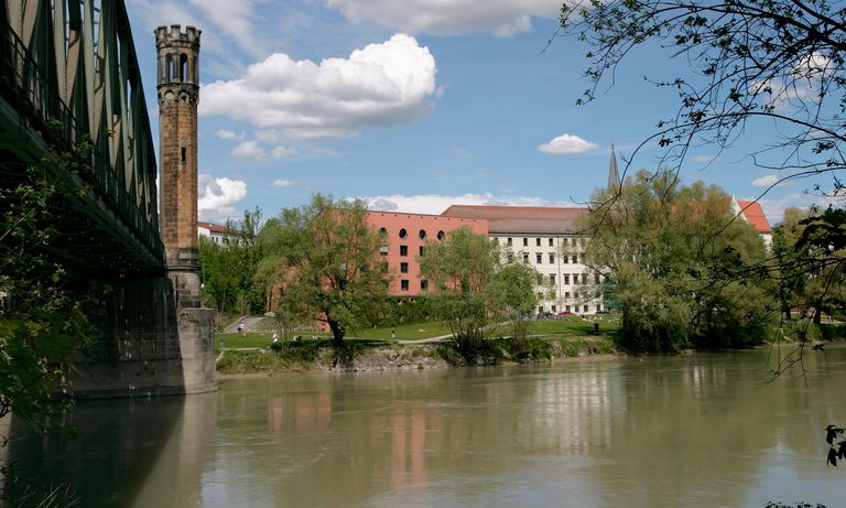 Fluss Inn mit dem Nikolakloster und dem Philosophicum im Hintergrund