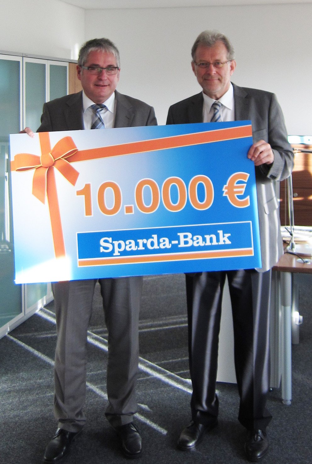 Johannes Lechner, Vorstand der Sparda-Bank Ostbayern, und Universit&auml;tspr&auml;sident Prof. Dr. Burkhard Freitag (von links)