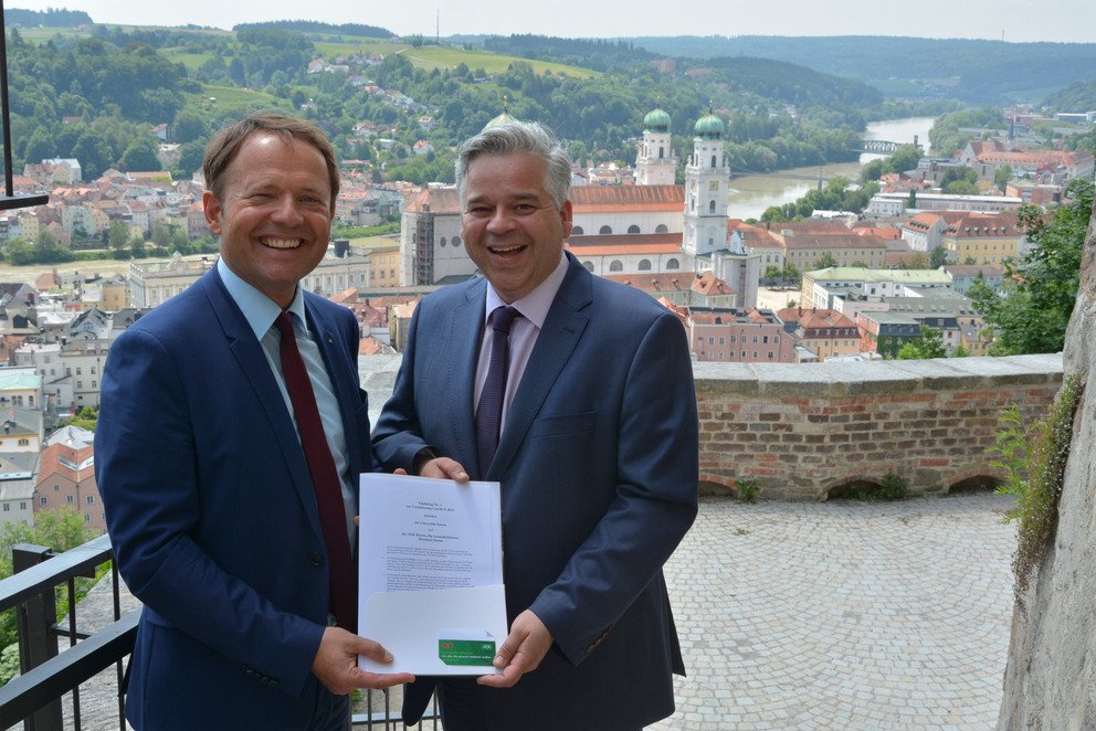 Freuen sich auf die weitere Zusammenarbeit: AOK-Direktor G&uuml;nter Schober und Kanzler Dr. Achim Dilling. Foto: Windpassinger