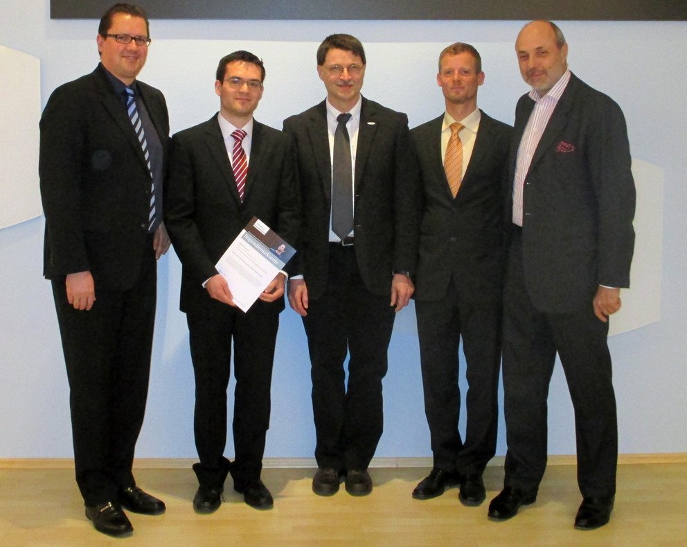 Von links: Cord Friedrich St&auml;hler, CTO Siemens Healthcare, J&ouml;rg Handeck, Prof. Dr. Tomas Sauer, Dr. Carsten Hamm, Betreuer der Dissertation bei Siemens, Lukas Graf Bl&uuml;cher von Wahlstatt, ein Gro&szlig;neffe von Ernst von Siemens.