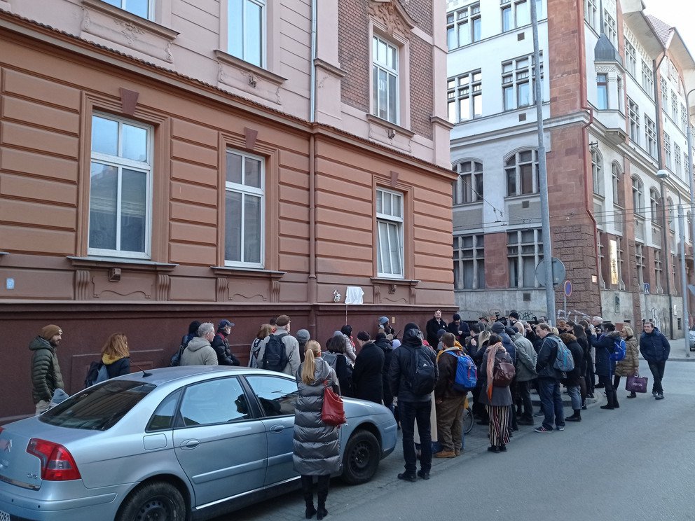 Fotografie z odhalen&iacute; pamětn&iacute; desky