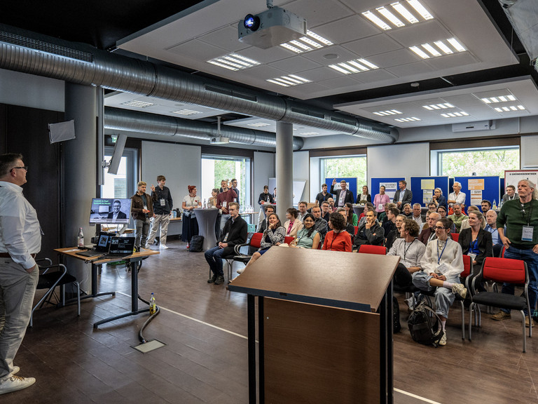 Neueste Technologien und frische Impulse f&uuml;r die unternehmerische Praxis lieferte der Digital Tag 2026 in Deggendorf; Bildrechte: Netzwerk INDIGO / Michael H&uuml;mpfner