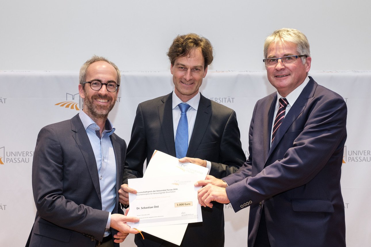 von links nach rechts: Dr. Sebastian &Ouml;ttl, Prof. Dr. Christoph Barmeyer, Johannes Lechner (Vorstand Sparda-Bank)