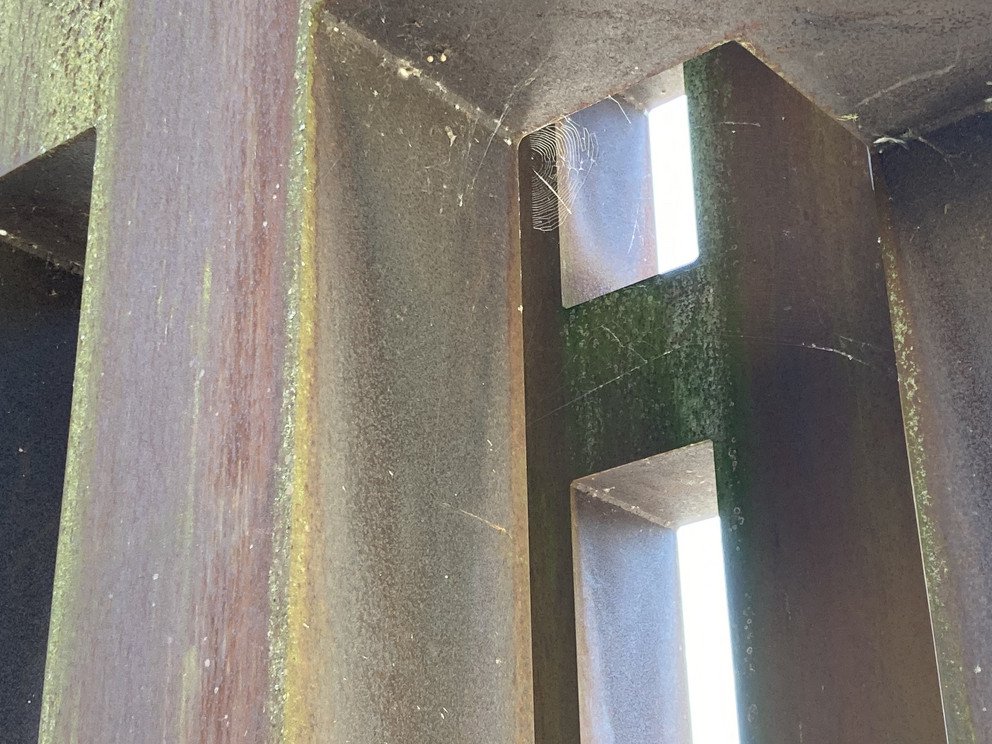 Nahaufnahme schr&auml;g in die Skulptur hinein