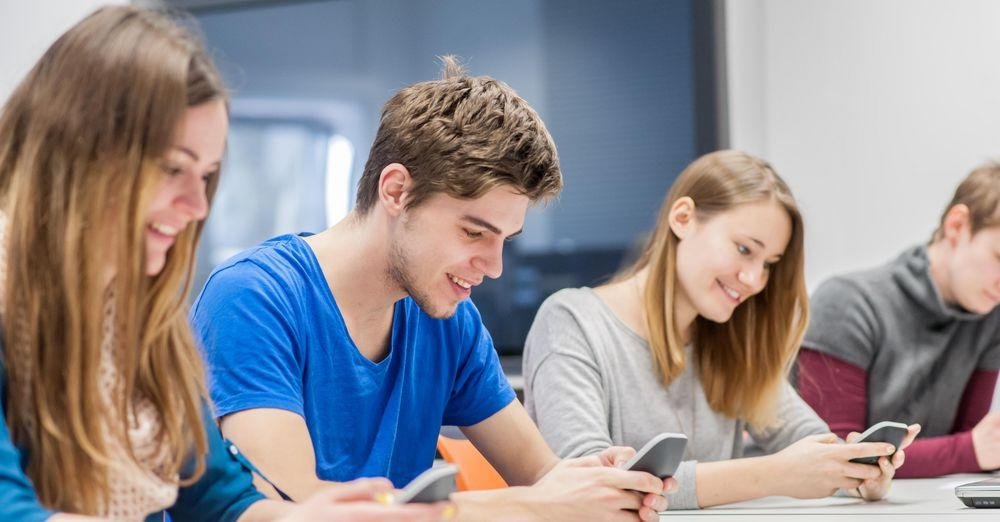 Studierende mit Smartphone