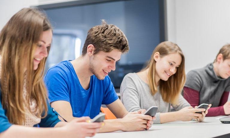 Studierende mit Smartphone