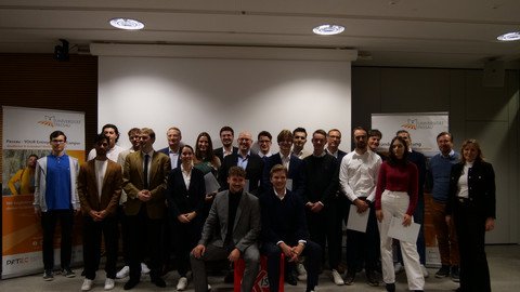 Die Teilnehmer posieren für das Gruppenbild des Fünf Euro Business Wettbewerbs 2024.