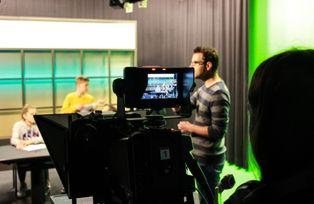 [Translate to Englisch:] Sendeproduktion im TV-Studio