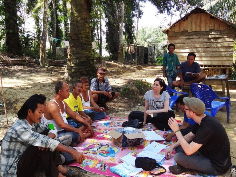 Forschende im Gespräch mit Bauern in Indonesien. Foto: Matin Qaim    