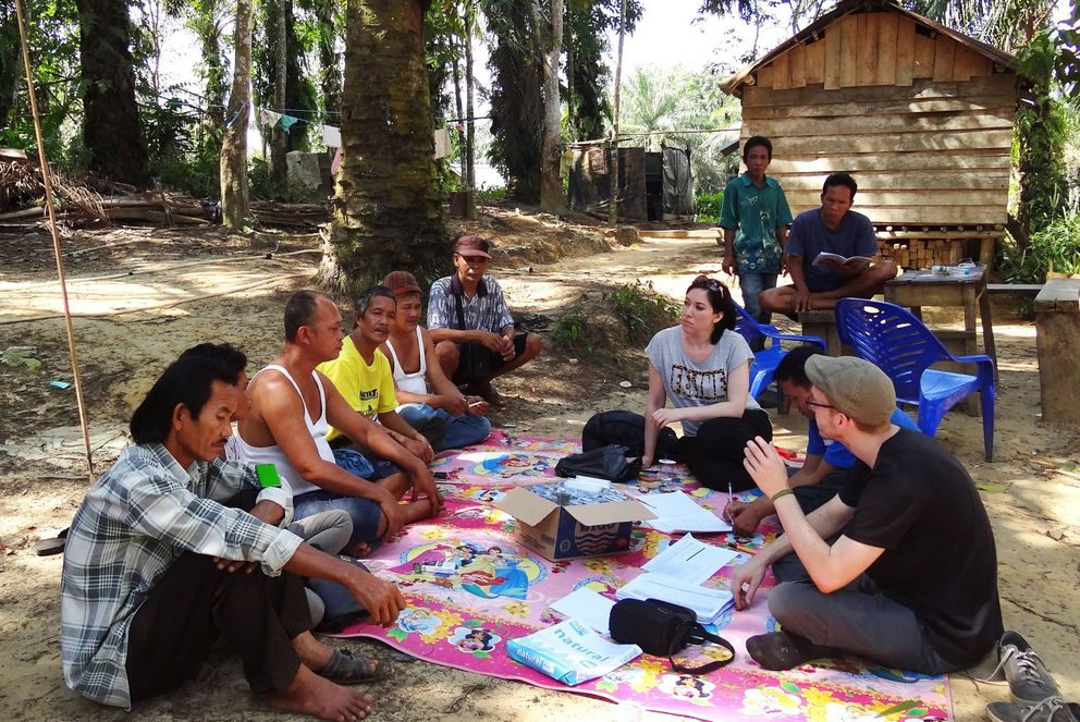 Forschende im Gespräch mit Bauern in Indonesien. Foto: Matin Qaim    