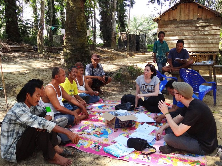 Forschende im Gespräch mit Bauern in Indonesien. Foto: Matin Qaim    