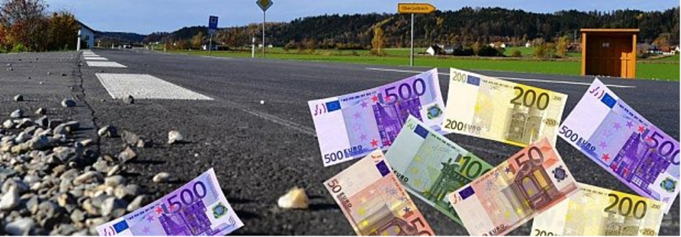 Auf der Kreisstraße PAN 26 bei Julbach wirbelten einem Autofahrer mehrere Scheine – darunter drei 500er – entgegen. Der 48-Jährige hielt an, sammelte sie ein und gönnte sich erst einmal eine knapp zweiwöchige Bedenkzeit. Schließlich zog ihn sein Auf der Kreisstraße PAN 26 bei Julbach wirbelten einem Autofahrer mehrere Scheine – darunter drei 500er – entgegen. Der 48-Jährige hielt an, sammelte sie ein und gönnte sich erst einmal eine knapp zweiwöchige Bedenkzeit. Schließlich zog ihn sein