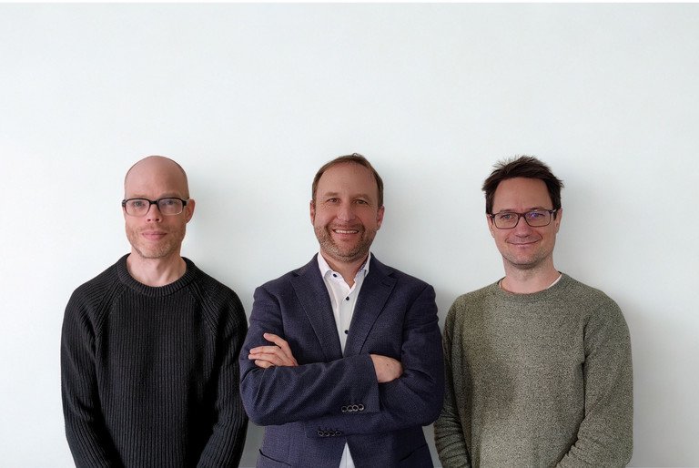 (v.r.n.l.) Prof. Dr. Steffen Herbold, Inhaber des Lehrstuhls f&uuml;r AI Engineering (Wissenschaftlicher  Leiter), Sven Galla, Rechtsanwalt und Alumnus der Universit&auml;t Passau (Gesch&auml;ftsf&uuml;hrer) und Dr.  Alexander Trautsch, ehemaliger Mitarbeiter am Lehrstuhl f&uuml;r AI Engineering und heute  Softwareentwickler (Technischer Leiter); Foto: AIGHT Legal GmbH