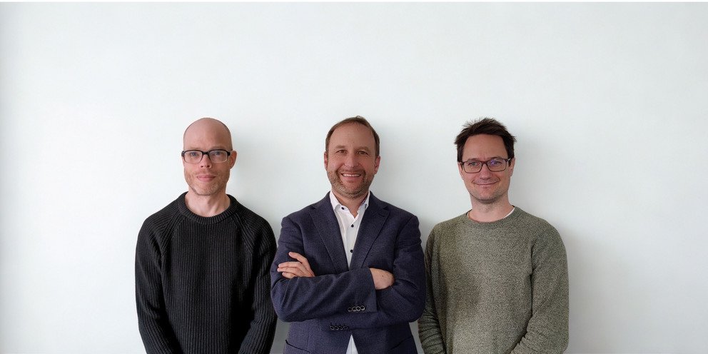 (v.r.n.l.) Prof. Dr. Steffen Herbold, Inhaber des Lehrstuhls f&uuml;r AI Engineering (Wissenschaftlicher  Leiter), Sven Galla, Rechtsanwalt und Alumnus der Universit&auml;t Passau (Gesch&auml;ftsf&uuml;hrer) und Dr.  Alexander Trautsch, ehemaliger Mitarbeiter am Lehrstuhl f&uuml;r AI Engineering und heute  Softwareentwickler (Technischer Leiter); Foto: AIGHT Legal GmbH