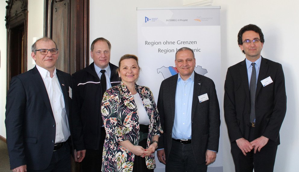 von links nach rechts: Manfred Maurer (BRK Landesgesch&auml;ftsstelle, Grenz&uuml;berschreitender Rettungsdienst), Michael Stahl (Feuerwehr Cham), doc. JUDr. Monika Forejtov&aacute;, Ph.D. (Westb&ouml;hmische Universit&auml;t Pilsen), Rudolf Stadler, EKHK (Gemeinsames Zentrum der deutsch-tschechischen Polizei- und Zollzusammenarbeit Petrovice-Schwandorf), Prof. Dr. Urs Kramer (Universit&auml;t Passau)