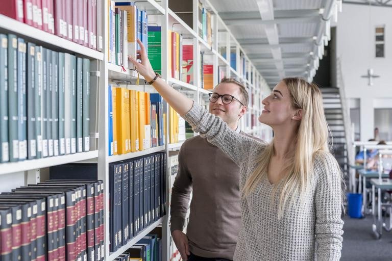 Studentinnen im Lesesaal der Bibliothek 