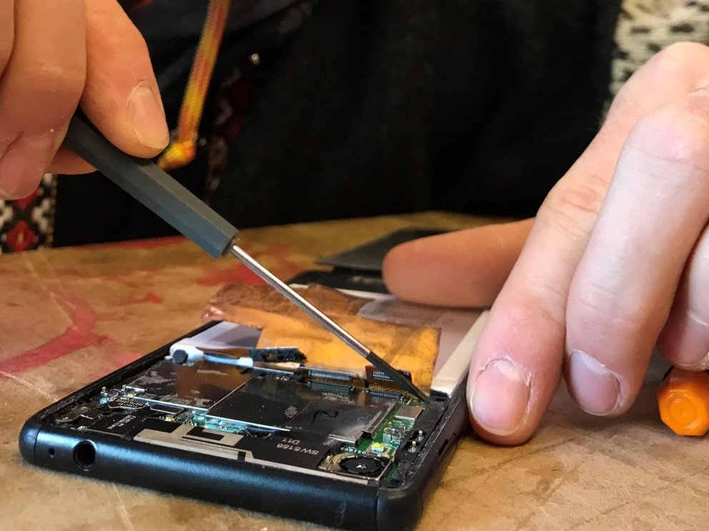 Mensch schraubt an Handy