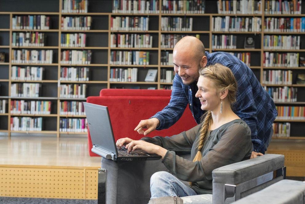 Studierende mit Laptop