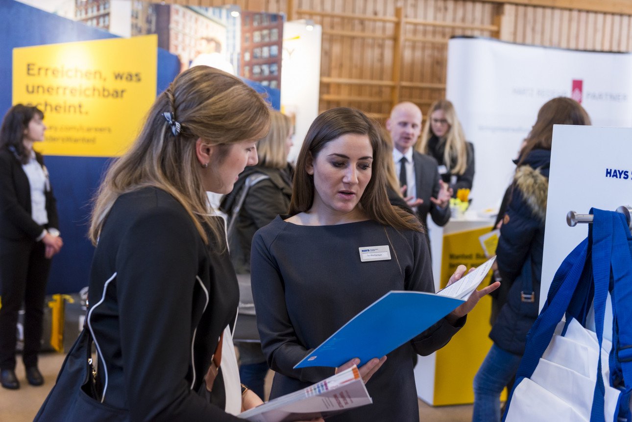 Studierende und Unternehmen im Gespr&auml;ch