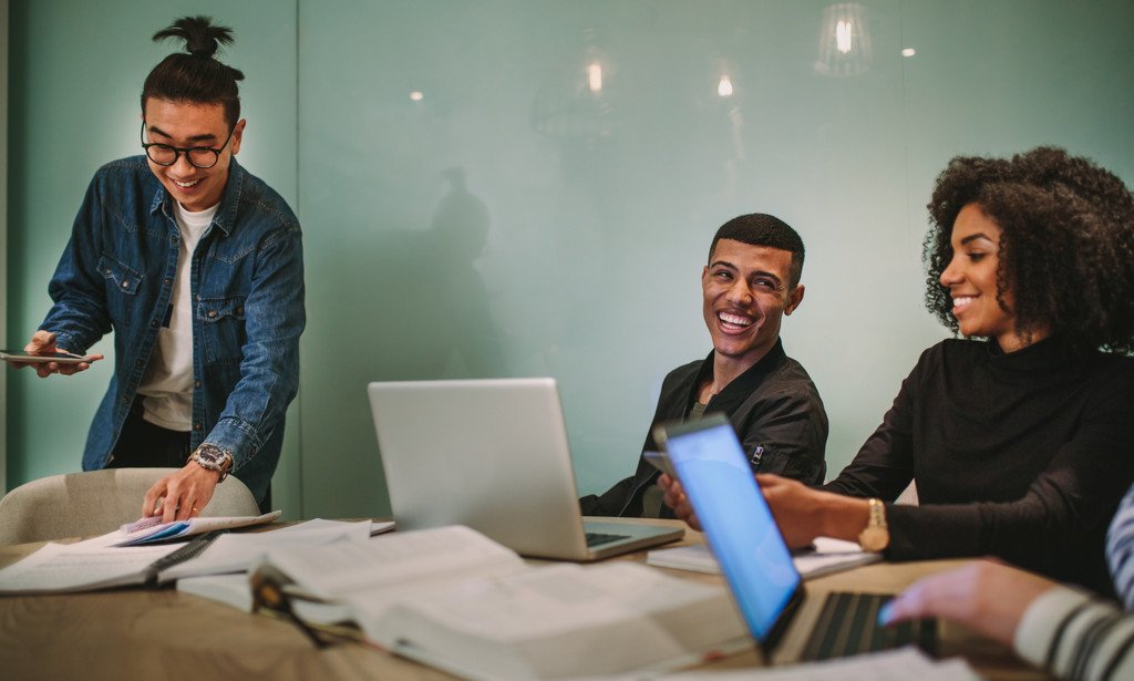Studierende unterhalten sich miteinander und lachen