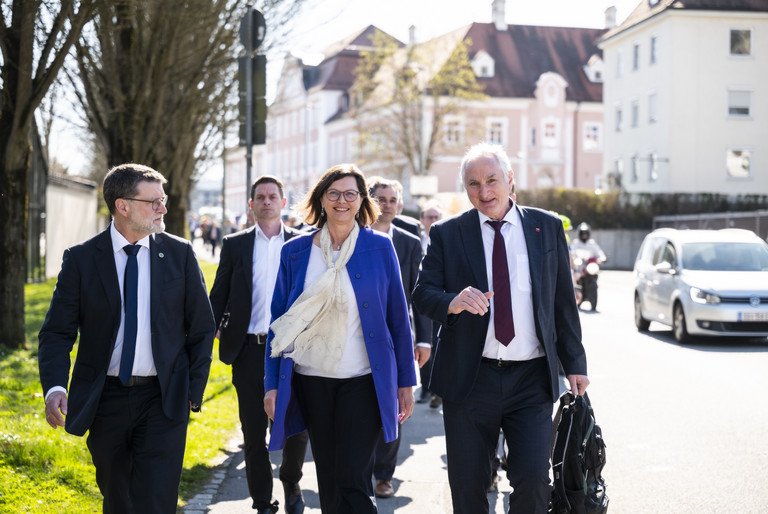 Präsident Prof. Dr. Ulrich Bartosch heißt Landtagspräsidentin Ilse Aigner willkommen; Foto: Stefan Obermeier/Bayerischer Landtag