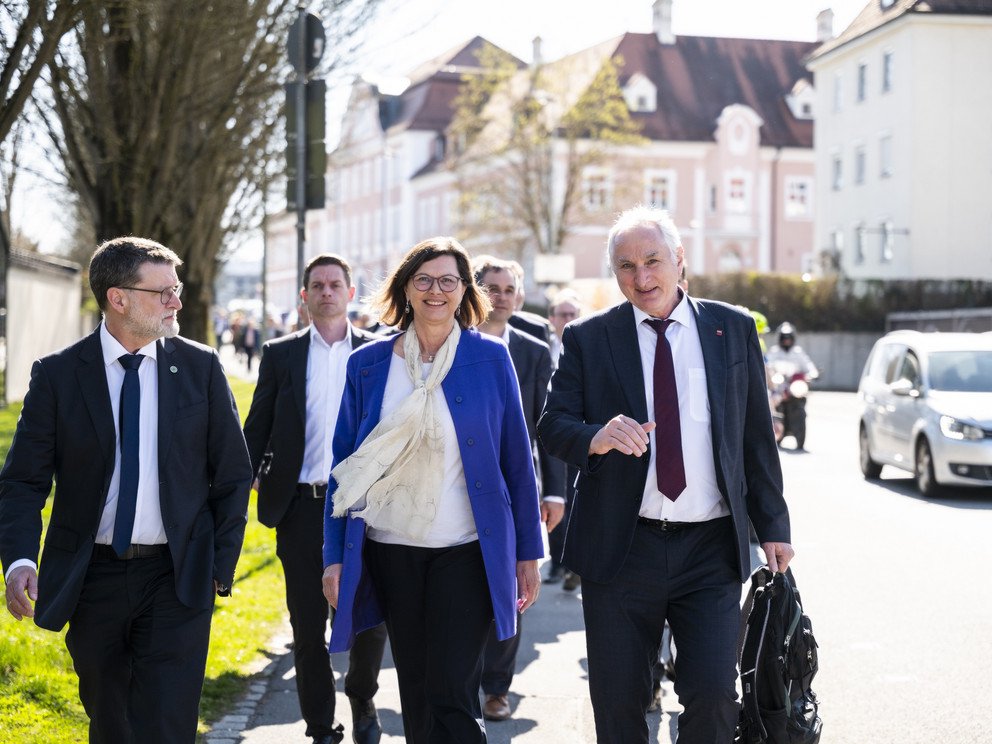 Präsident Prof. Dr. Ulrich Bartosch heißt Landtagspräsidentin Ilse Aigner willkommen; Foto: Stefan Obermeier/Bayerischer Landtag