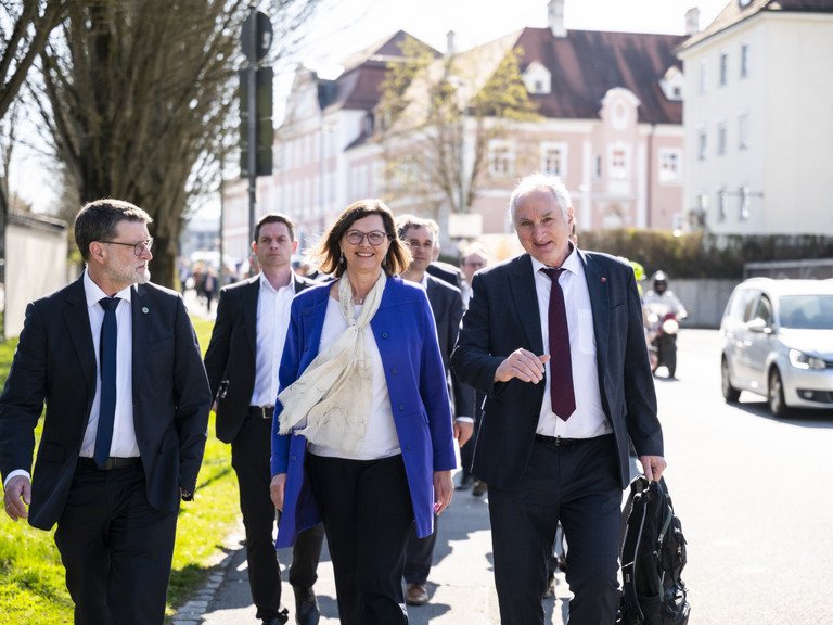 Pr&auml;sident Prof. Dr. Ulrich Bartosch hei&szlig;t Landtagspr&auml;sidentin Ilse Aigner willkommen; Foto: Stefan Obermeier/Bayerischer Landtag
