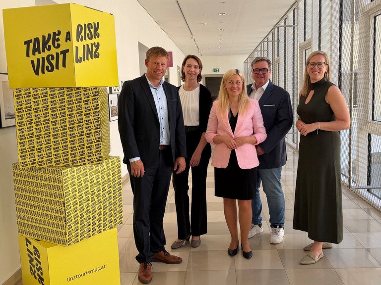(v.l.n.r.) Dr. Stefan Mang, Gesch&auml;ftsf&uuml;hrer CENTOURIS, Brigitte Franz, Projektleiterin CENTOURIS, Doris Lang-Mayerhofer, Stadtr&auml;tin f&uuml;r Kultur, Tourismus und Kreativwirtschaft, Dieter Recknagl, Aufsichtsratsvorsitzender von Linz Tourismus, Marie-Louise Schnurpfeil, Gesch&auml;ftsf&uuml;hrerin Linz Tourismus ; Foto: Linz Tourismus