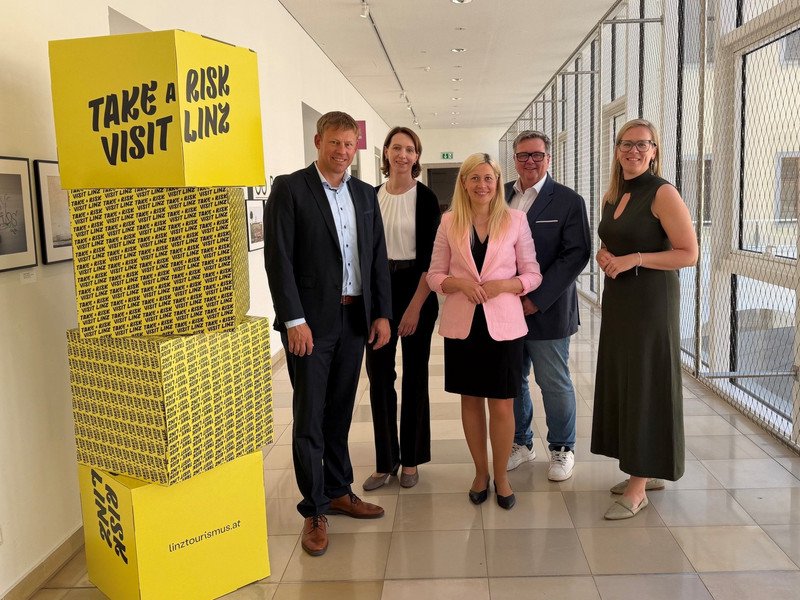 (v.l.n.r.) Dr. Stefan Mang, Geschäftsführer CENTOURIS, Brigitte Franz, Projektleiterin CENTOURIS, Doris Lang-Mayerhofer, Stadträtin für Kultur, Tourismus und Kreativwirtschaft, Dieter Recknagl, Aufsichtsratsvorsitzender von Linz Tourismus, Marie-Louise Schnurpfeil, Geschäftsführerin Linz Tourismus ; Foto: Linz Tourismus