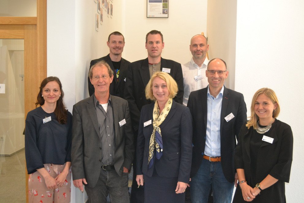 Maria Altendorfer (v. l.) und Prof. Hermann de Meer (beide Universit&auml;t Passau), Mgr. V&aacute;clav Klecanda (Stadt T&aacute;bor), Ing. Rudolf Vohnout Ph.D. (S&uuml;db&ouml;hmische Universit&auml;t Budweis), Prof. Dr. Diane Ahrens (Technologie Campus Grafenau), PhDr. Milo&scaron; Prok&yacute;&scaron;ek (Stadt P&iacute;sek), Dr. G&uuml;nther Hribek (Transferzentrum Universit&auml;t Passau), Hanna Sch&uuml;rzinger (Technologie Campus Grafenau).