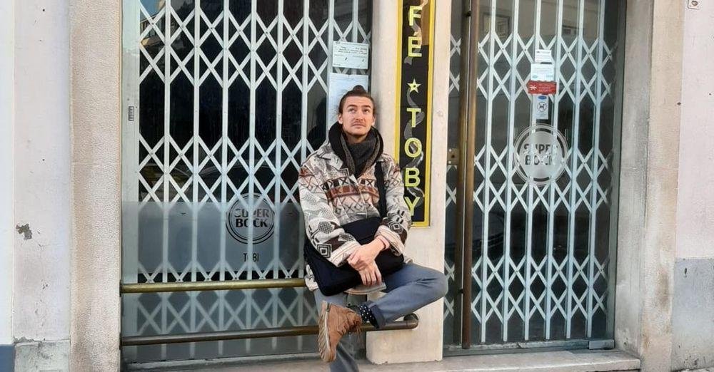 Tobias vor dem Café Tobi in Lissabon