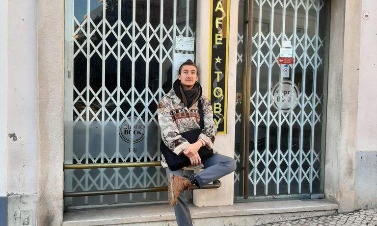 Tobias vor dem Café Tobi in Lissabon