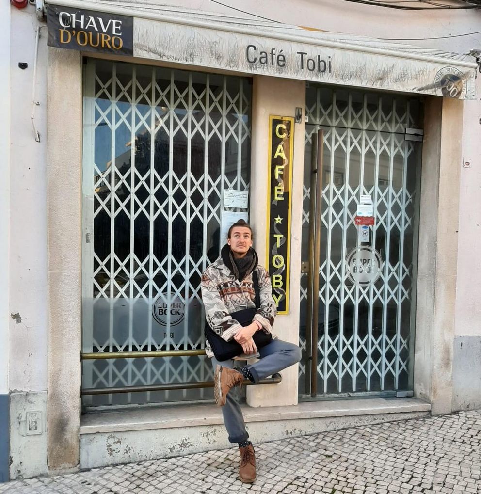 Tobias vor dem Café Tobi in Lissabon 