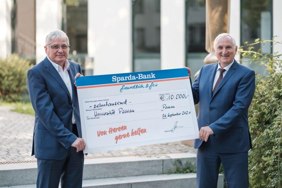 Johannes Lechner (l.), Vorstand der Sparda-Bank Ostbayern eG, übergab im Namen des Gewinnsparvereins den Spendenscheck an Universitätspräsident Prof. Dr. Ulrich Bartosch. Foto: Studio Weichselbaumer/Universität Passau