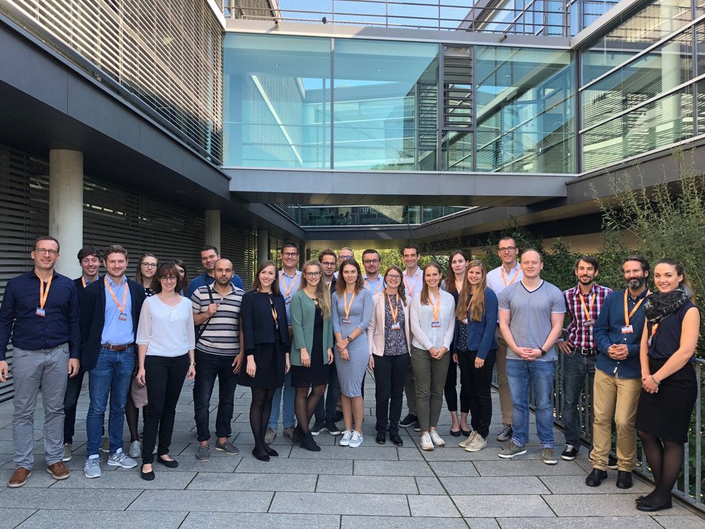 Das Bild zeigt die Teilnehmerinnen und Teilnehmer der Konferenz mit Prof. Dr. Jan H. Schumann (links) und Prof. Dr. Dirk Totzek (Mitte hinten). Foto: Universit&auml;t Passau 